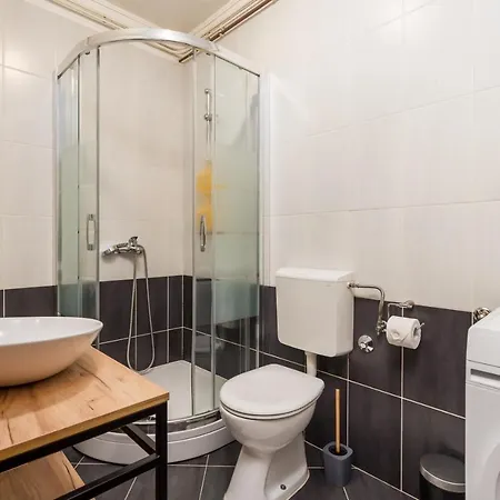 Lauranella Apartment Lovran Opatija, Hot Tub, Evcharger, Free Parking & Pure Relaxation Διαμέρισμα *