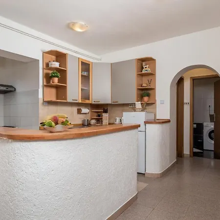Lauranella Apartment Lovran Opatija, Hot Tub, Evcharger, Free Parking & Pure Relaxation