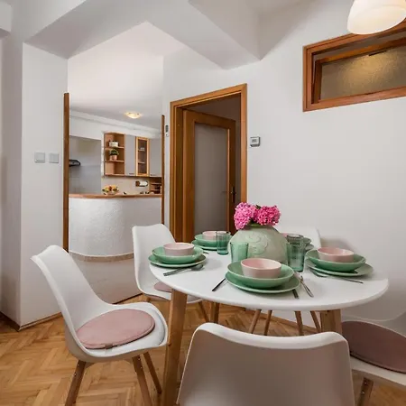 Lauranella Apartment Lovran Opatija, Hot Tub, Evcharger, Free Parking & Pure Relaxation Apartment *